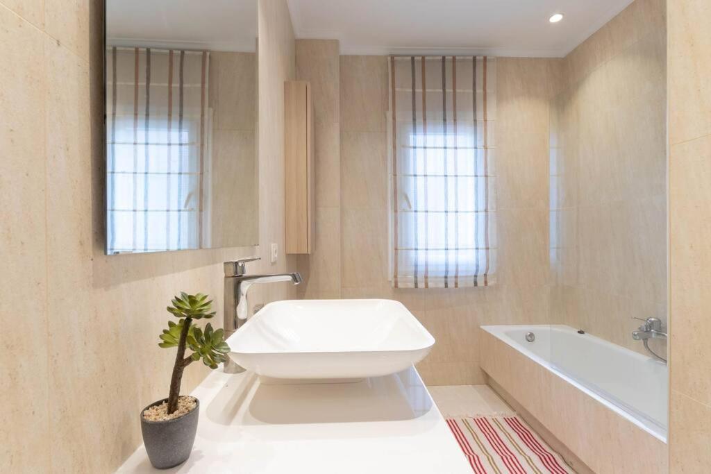Apartamento Luxury Centro Bilbao Garaje Екстериор снимка